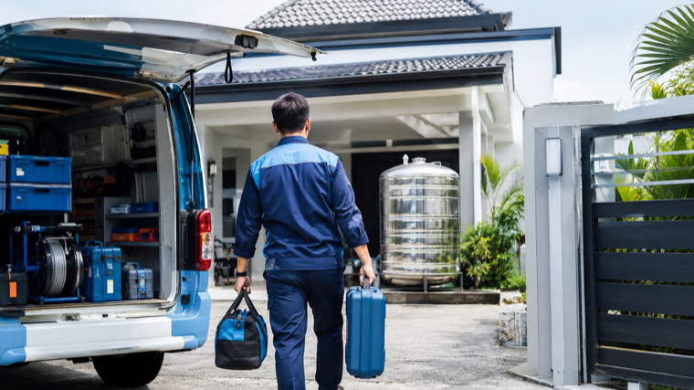 Juruteknik TANKPRO tiba dengan van perkhidmatan untuk pemasangan tangki air