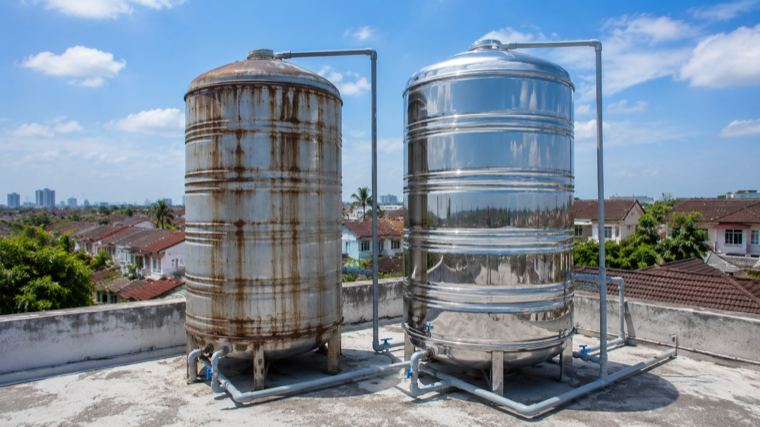 Perbandingan tangki air lama berkarat dengan tangki air stainless steel baharu